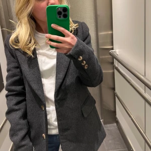 Jacka - Säljer denna gråa jacka då den inte kommer till användning längre 🤍