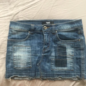Jeans kjol  - Mini jeanskjol med fina detaljer och sitte low waist - midjemåttet måttet är ungefär 37cm! Skriv om mer mått, bilder eller andra frågor💗