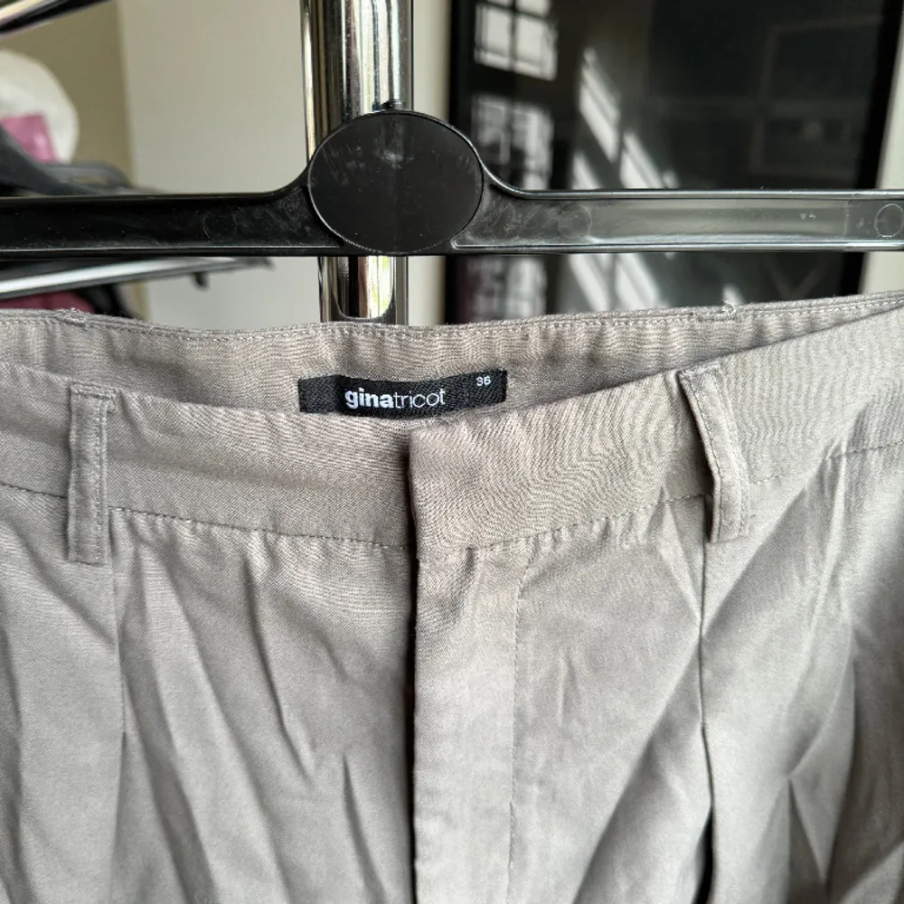 Lösa kostymbyxor från Gina, snyggt att bära med en tight topp.. Jeans & Byxor.