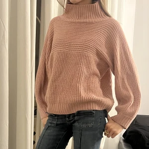Super fin rosa tröja  - En super fin rosa tröja som tyvärr inte kommer till användning längre då jag har tröttnat på den pris kan diskuteras ❤️