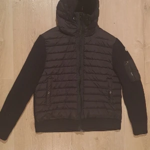 Moncler cardigan - Bra skick. Storlek L, säljer just för den inte passar mig längre. Kan skickas mer bilder om det behövs!