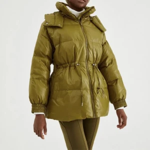 Pufferjacka - Säljer min täckjacka från Kappahl i en super fin oliv grön färg med dragsko i midjan och en avtagbar stor luva. Använd 1 vinter köpte den för ca 1 år sedan. Köparen står för frakt. 