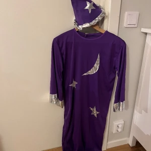 Trollkarl - Trollkarl/magiker kläder barn. Står inte någon riktig storlek, men barn i ålder 5-8 år. Hel och ren.