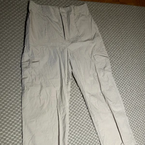 Cargobyxor Cotton On - Köpta i Australien. Små i storlek så skulle säga att de är en L. Ljusbeiga och använda en gång. 