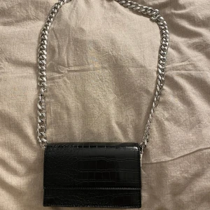 Handväska  - En superfin handväska i nyskick från Gina Tricot, tjock och tung kedja💞 kom med prisförslag 