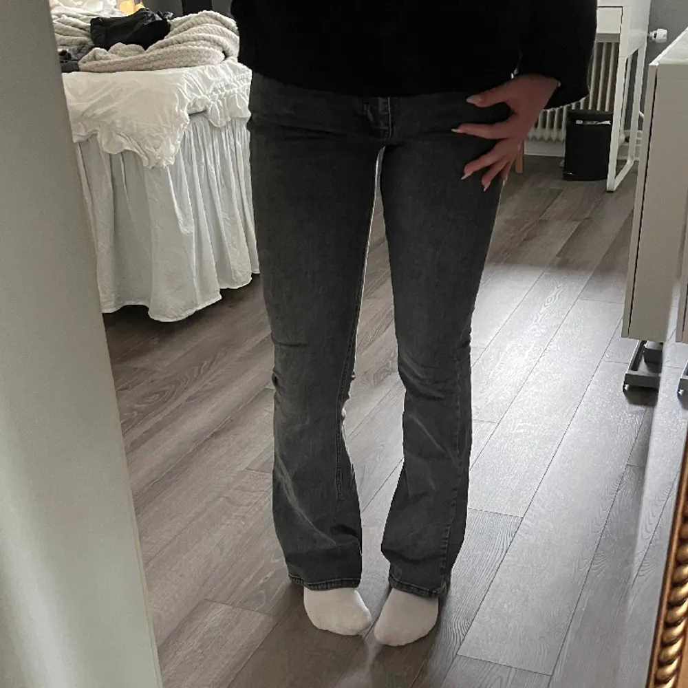 Säljer mina perfect jeans från ginatricot, super sköna, sitter jätte bra och är perfekta i längden🌸. Jeans & Byxor.