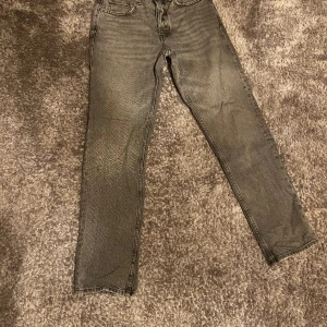 Zara grå jeans - Ett par jätte fina gråa Zara jeans köpt i spanien i väldigt bra skick, inga märkbara defekter och säljs för bara 200 kr! Priset är inte fast! Kom dm vid funderingar eller fler frågor!
