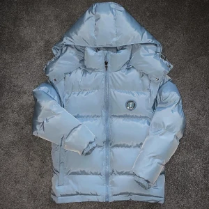 Trapstar Jacka - Helt ny Trapstar jacka i babyblue. Storlek S men passar även M. Vid frågor eller funderingar så är det bara att kontakta mig🤝🏽