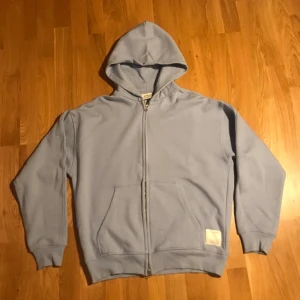 Pull & Bear hoodie - Säljer min ljusblå Pull & Bear ljusblå hoodie, 199 kr. I mycket gott, befintligt skick. 