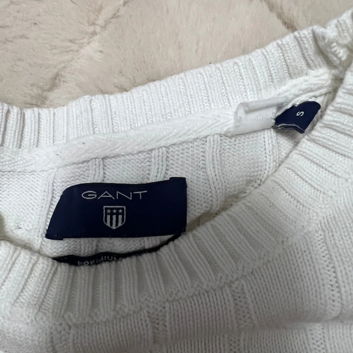 Stickad tröja i märket Gant  - 90