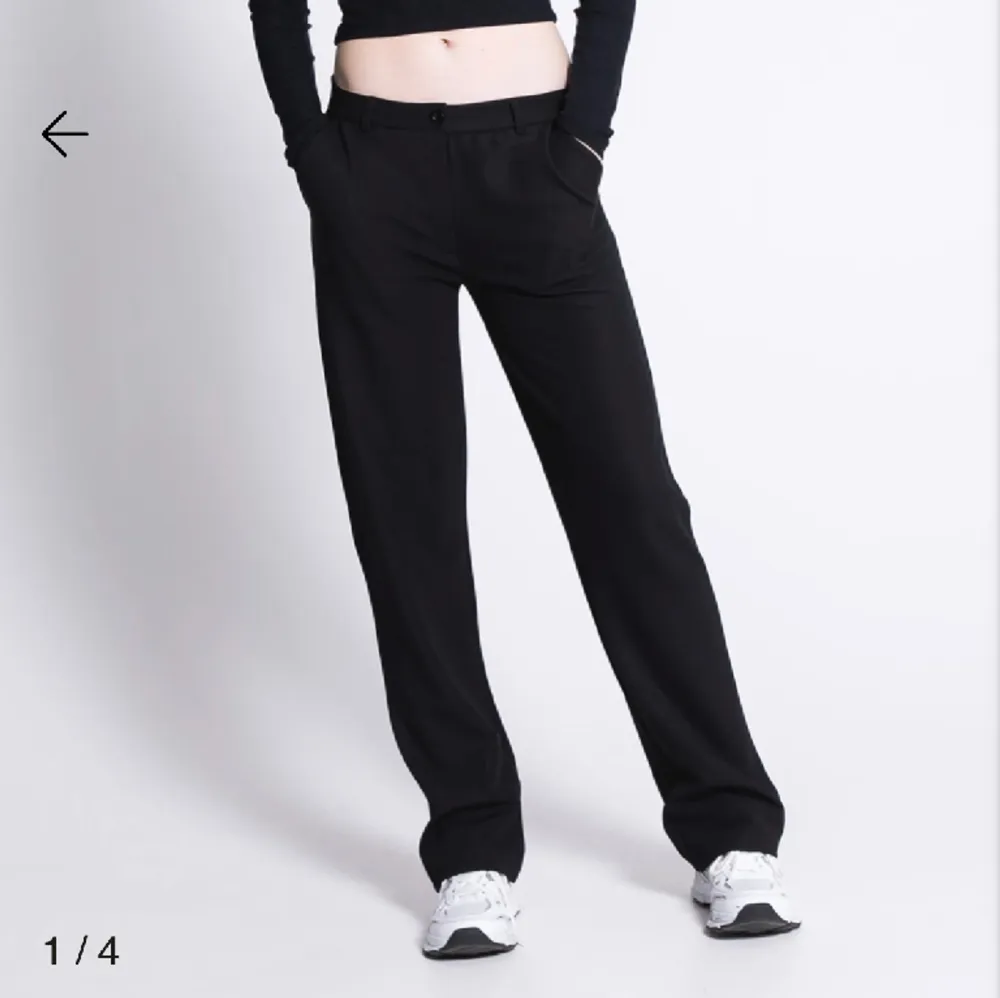Säljer mina svarta Kostymbyxor från lager 157. Modellen heter Nellie, de är strl XS och väldigt fint skick. Skriv om ni har frågor eller vill ha fler bilder💕nypris 200kr. Jeans & Byxor.