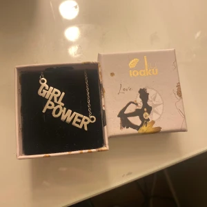 Halsband - Fint halsband från iouku i girl power.  Tryck gärna på köp nu.