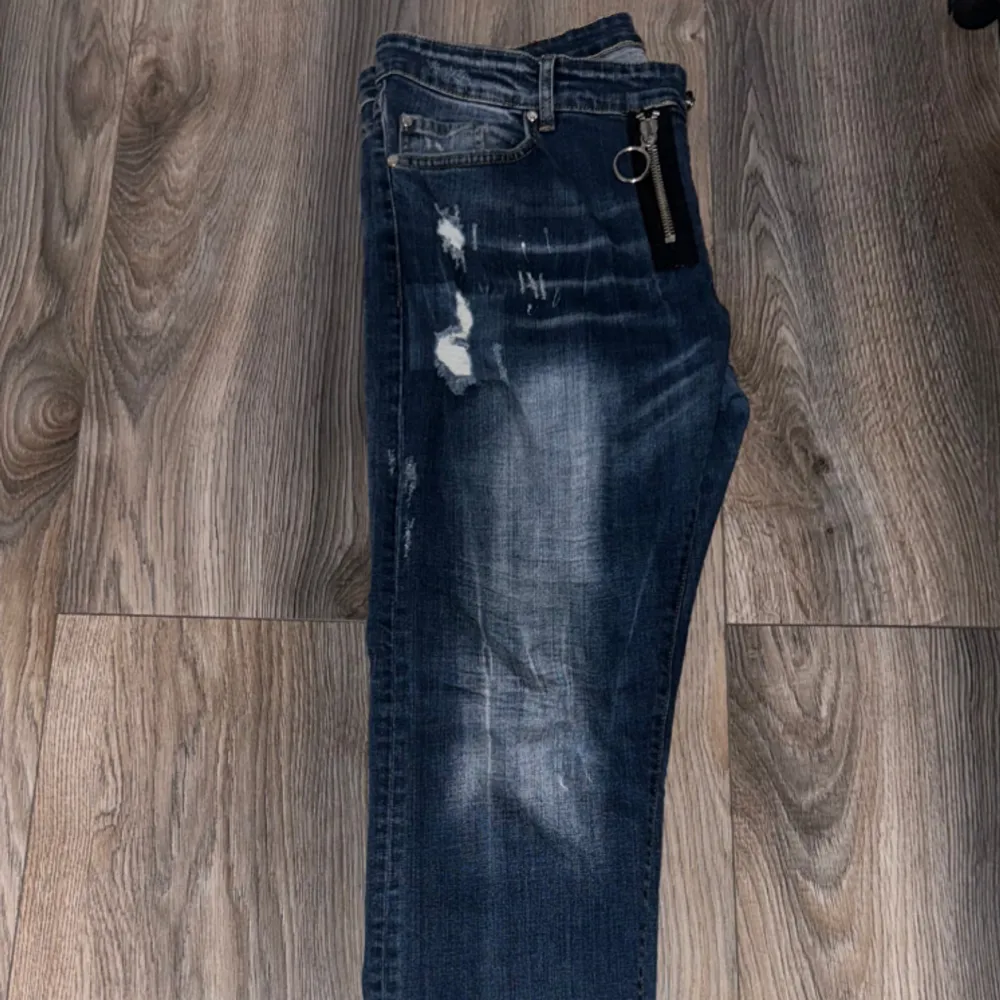 Mörkblåa Dsquared2 jeans i Storlek 54(L). Skick 8/10, inget kvitto därav det sjuka priset.. Jeans & Byxor.