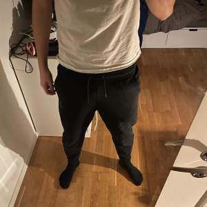 Svarta Nike tech fleece byxor. Riktigt sköna och snygg tracksuit byxa! Skick 8/10 Ny pris 1100kr.