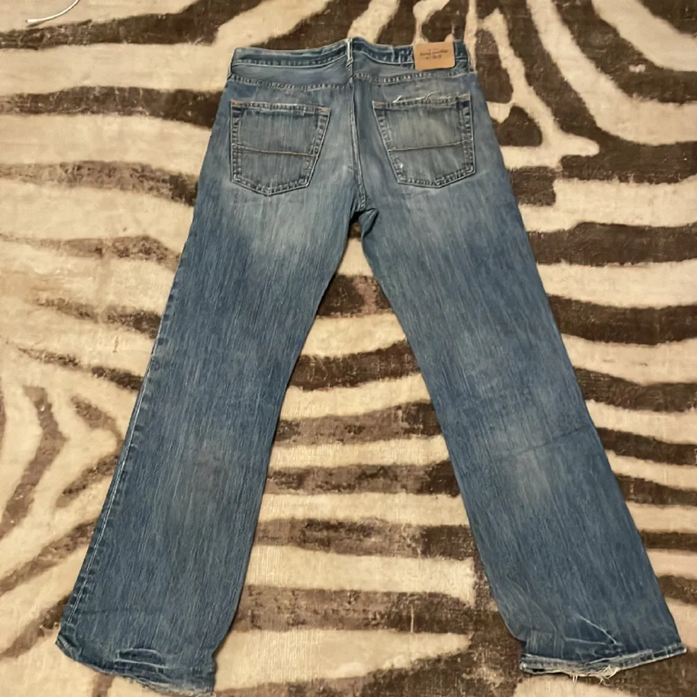 Tjena säljer dessa riktigt fetta vintage jeans, jeansen är i 8-9/10 skick! Tveka inte vid frågor!. Jeans & Byxor.