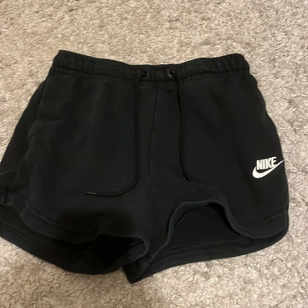 Jättefina, ny skick Nike sweatpants shorts. . Shorts.