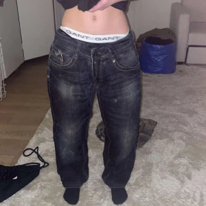 Drainer jeans Armani jeans - Fint skick storlek s men baggy. Märket är Armani jeans. Kan mötas upp i Malmö.