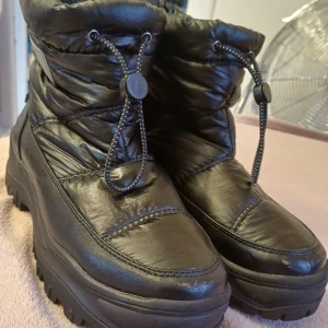 Nästintill nya justerbara svarta fodrade vinter dam skor. - Nästintill nya justerbara svarta fodrade vinter dam skor.  Finns att köpa I hisings backa Göteborg.  Men postas också mot fraktkostnaden.