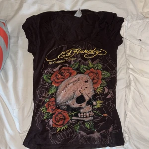 Ed hardy T-shirt  - Skit fin Edhardy tröja dok med massa hål i sig och därför också de billiga priset