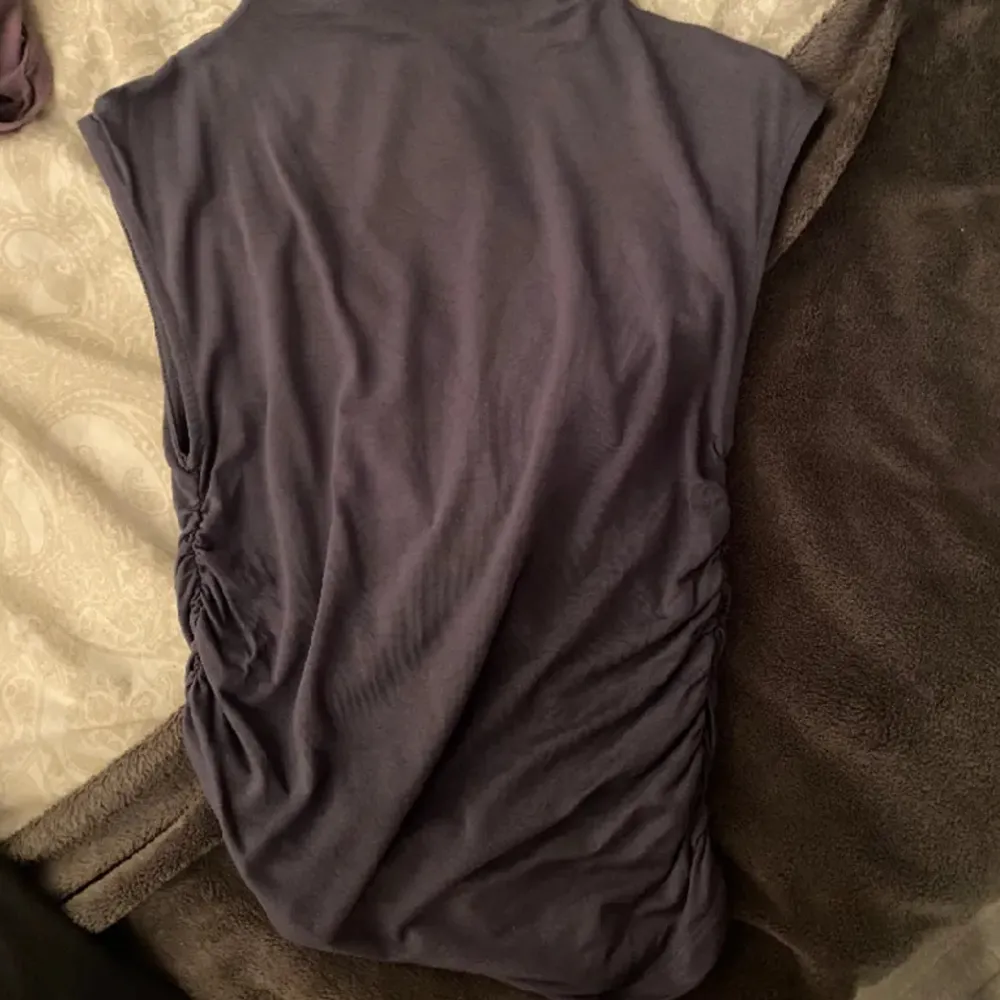 En  soft touch tröja från Gina Tricot i den dimmblåa färgen. Använder inte längre och har tänkt köpa en ny, men den sitter fint och är i storlek S men passar mig som brukar ha xs.. T-shirts.