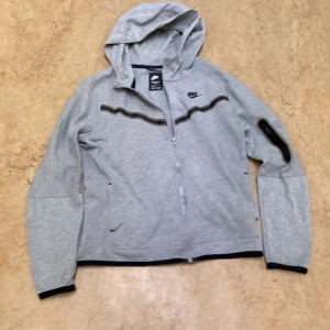 Jag säljer den för att den är för liten. Den är köpt i Nike affären i belgrad, Ada mal.  - 158-170 XL junior Nike Kan mötas upp i Göteborg Kan frakta varan Priset kan dessutom diskuteras!  Super skick, andvänd ca 3 gånger