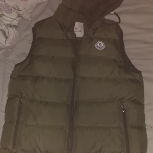 Moncler väst  - Fett Moncler väst som inte kommer till användning, hål i vänstra fickan som inte effektersr hur du använder den alls😼🙌 säljer så billigt då jag ej kommer använda den mer🙌
