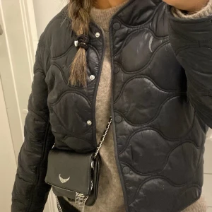 Svart jacka - Säljer denna svarta jackan från mango! Den är i mycket fint skick och har inga skador eller liknande 