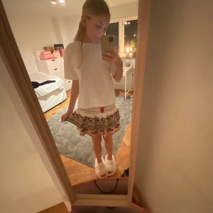 Snygg kjol från zara - Denna kjol är super snygg och super känd. Perfekt till sommmaren. Den är lite för stor men man kan tajta åt den i midjan. Den är i bra skick och pris kan diskuteras. 