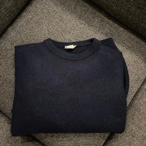 Stickad tröja  - En jätte fin stickad tröja i färgen marinblå. Storleken är L/M hör gärna av er vid fler frågor eller funderingar 🙌🥂