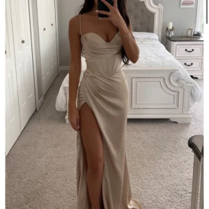 Klänning - Säljer denna fina klänning då den inte längre passar mig tyvärr. Den är endast använd vid ett tillfälle 🩷passar till bal eller bröllop. Den är köpt 2023. Skriv gärna vid frågor eller fler bilder 🩷 nypris ca 5k. Pris går att diskutera vid snabb affär 