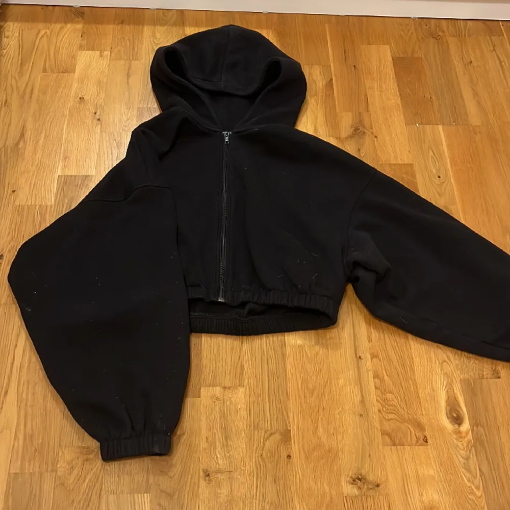 Kort hoodie, väldigt mysig och är använd men fortfarande i bra skick . Hoodies.