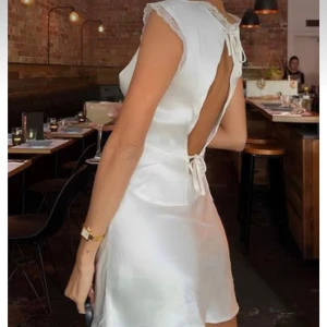 Superfint silkesset - Väldigt fint vitt set i silke! Kjol+topp med spets. 