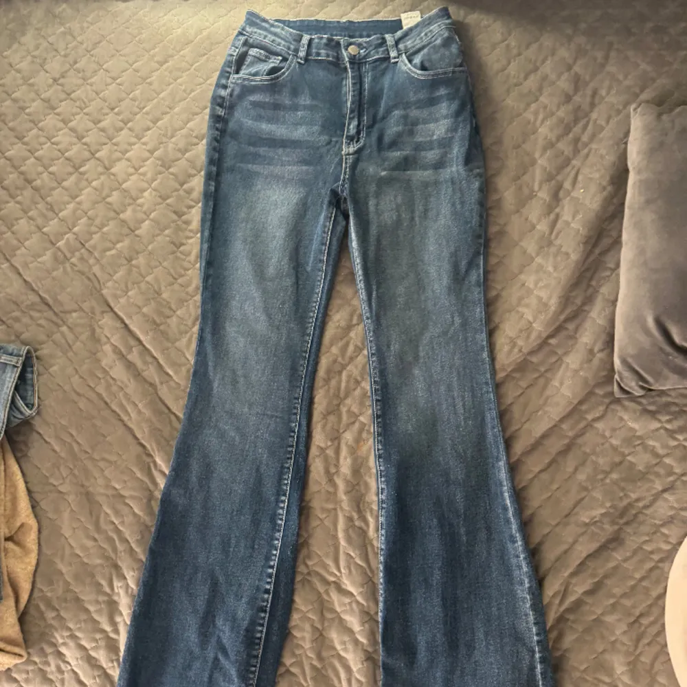 Helt nya bootcut jeans från SHEIN . Jeans & Byxor.