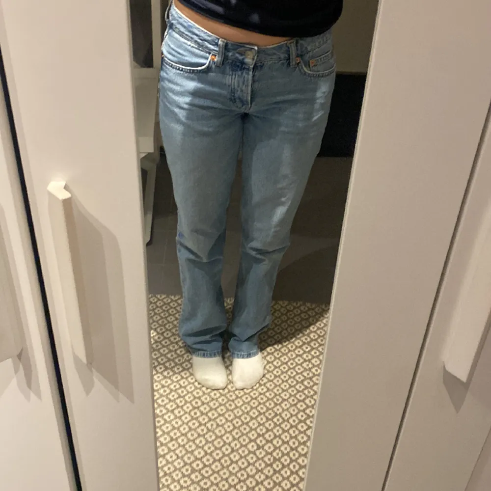 Ett par straight lowrise/midrise jeans från lager 157 i modellen Icon. Dom är lite slitna längst ner på jeansen pågrund av att dom blivit lite upptrampade, jätte fina . Jeans & Byxor.