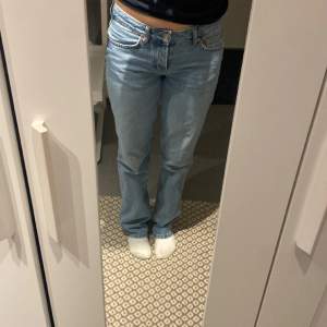 Ett par straight lowrise/midrise jeans från lager 157 i modellen Icon. Dom är lite slitna längst ner på jeansen pågrund av att dom blivit lite upptrampade, jätte fina 