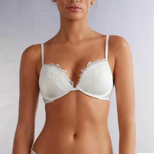 Intimissimi bh - Säljer två stycken intimissimi bhar då de var lite stora på mig. En svart och en vit! Helt slutsålda. Storlek 75C. Lite push up i men super bekväma. Båda för 600kr eller en för 350kr💞