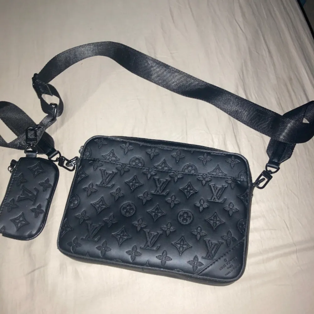 Hej jag säljer min Lv väska för den ej används längre. Tar också emot byten. Kan också tänka mig att sälja den lilla baggen 300-350kr. Asusteet.