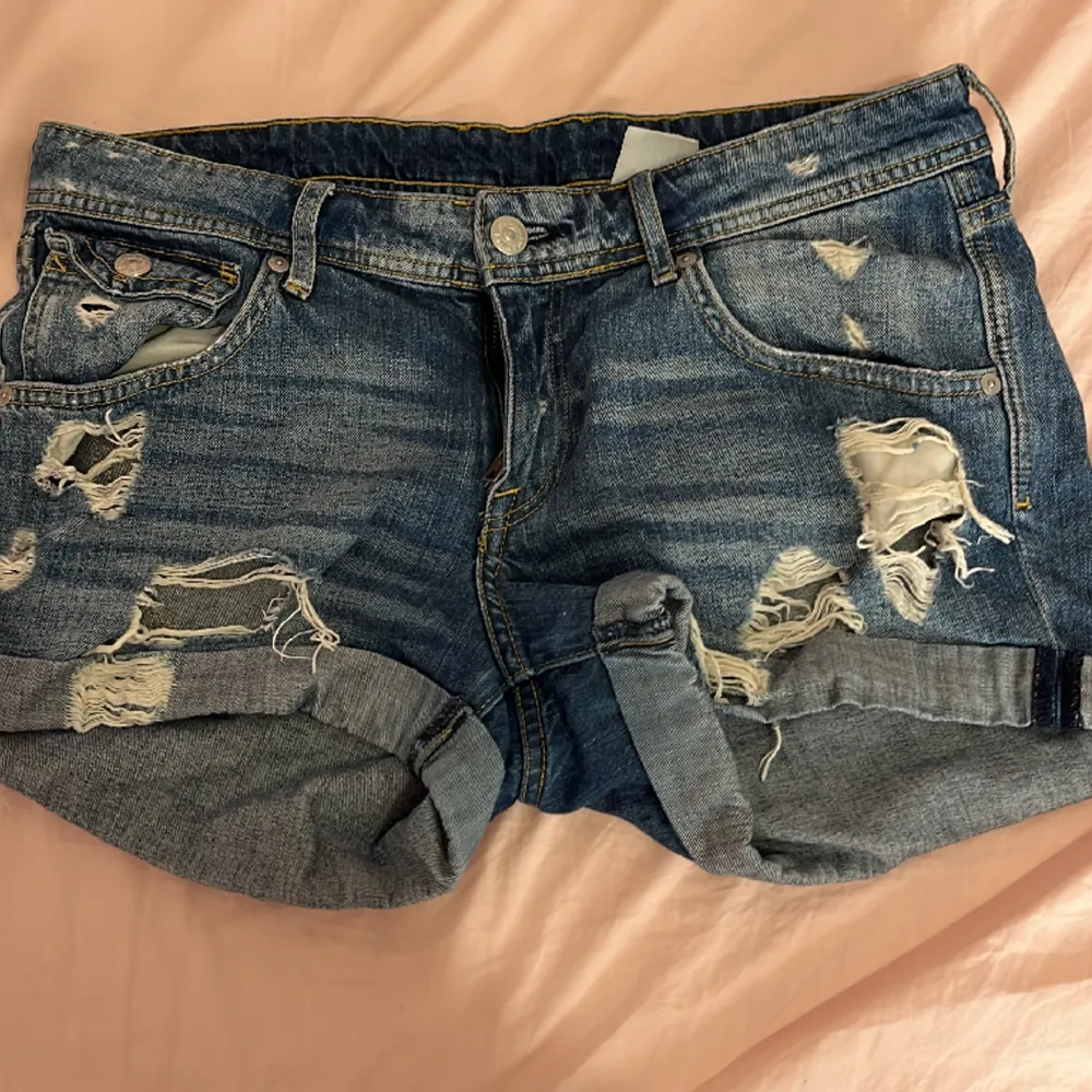 Jag säljer mina jeans shorts då jag inte använder dom. Dom ör u bra skick! . Shorts.