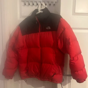 North Face puffer  - En puffer av The North Face i väldigt bra kvalite och bra omhändertagen. Inte min stil längre och därför säljes. Luva finns med i jackan.  Pris kan diskuteras vid smidig och snabb affär. 