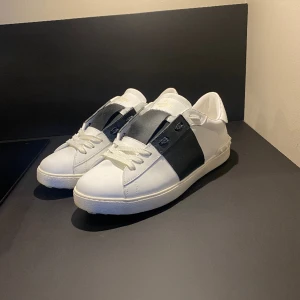 Valentino Garavani - Säljer mina snygga och stilrena valentinos i skick 10/10,endast provade en gång men dem var för små,dem är i storlek 43 och alla tillbehör fås med,inget kvitto tyvärr,kan även tänka mig att byta mot något så kom gärna med förslag!