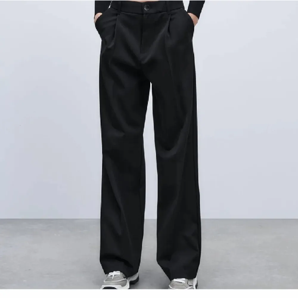 Kostymbyxor som är nya! Säljs för att de är för långa! Går ner i pris vid snabb affär!. Jeans & Byxor.
