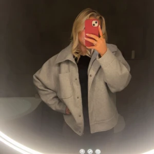 Grå kortare kappa - Aldrig använd!! Super fint skick💕🥰