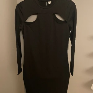 Divided klänning  - Svart klänning i storlek M från märket Divided