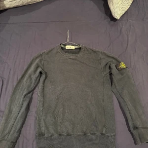 Stone island tröja - Säljer nu min stone island tröja då den har blivit förliten, den är mörk blå och i storlek S  Har inget kvitto men ni får bara lita på mig att den är äkta