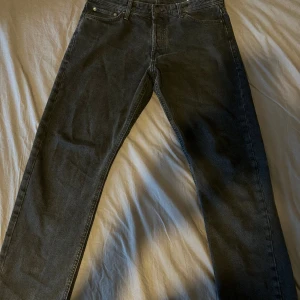 Jack and Jones jeans mörkgrå - Hej, säljer dessa blåa Jack and Jones jeans i storlek 31W 30L, modellen är Loose Chris. Säljer dom då dom inte kommer till användning längre. Skicket är 8/10. Hör av er vid funderingar! 😊