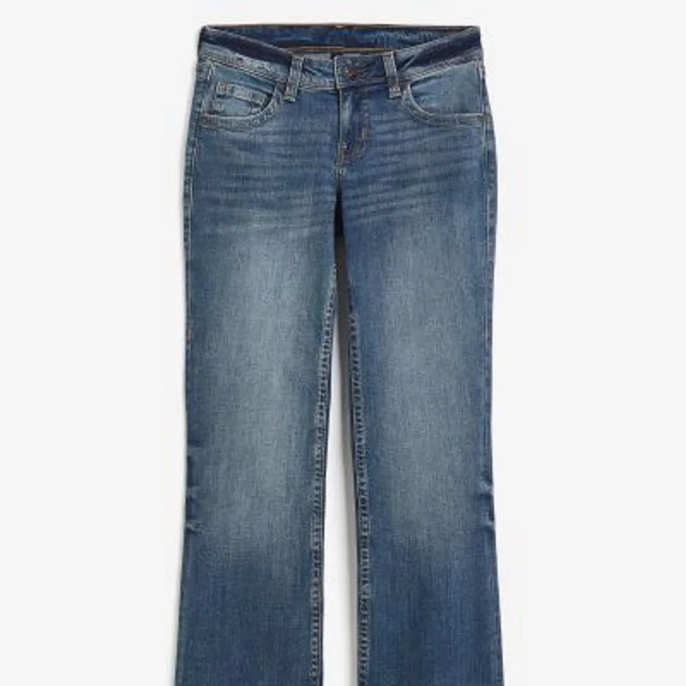 Jeansen är helt oanvända då de tyvärr var för stora för mig💙De är köpta på HM för 249 o säljs nu gör 149 helt oanvända🙏🏻 Jensen är i storlek 42 ( kom privat gällande mer exakt information)⚡️. Jeans & Byxor.