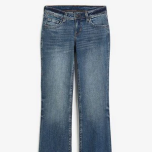 Tvärsnygga bootcut jeans som är love waisted🙏🏻🪩 - Jeansen är helt oanvända då de tyvärr var för stora för mig💙De är köpta på HM för 249 o säljs nu gör 149 helt oanvända🙏🏻 Jensen är i storlek 42 ( kom privat gällande mer exakt information)⚡️