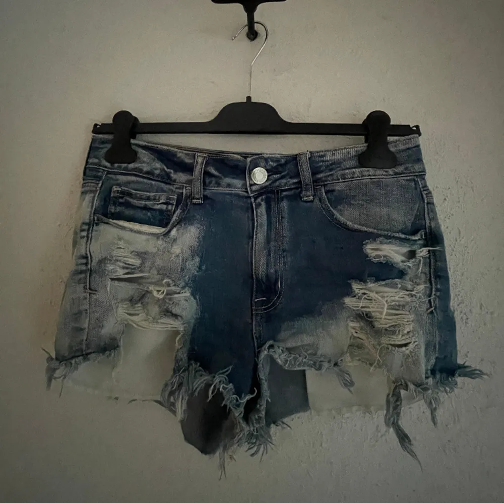 jätte najs jeans shorts!! 🙌🏼 säljs då de inte kommer till användning👸 storlek S-M🙌🏼. Shorts.