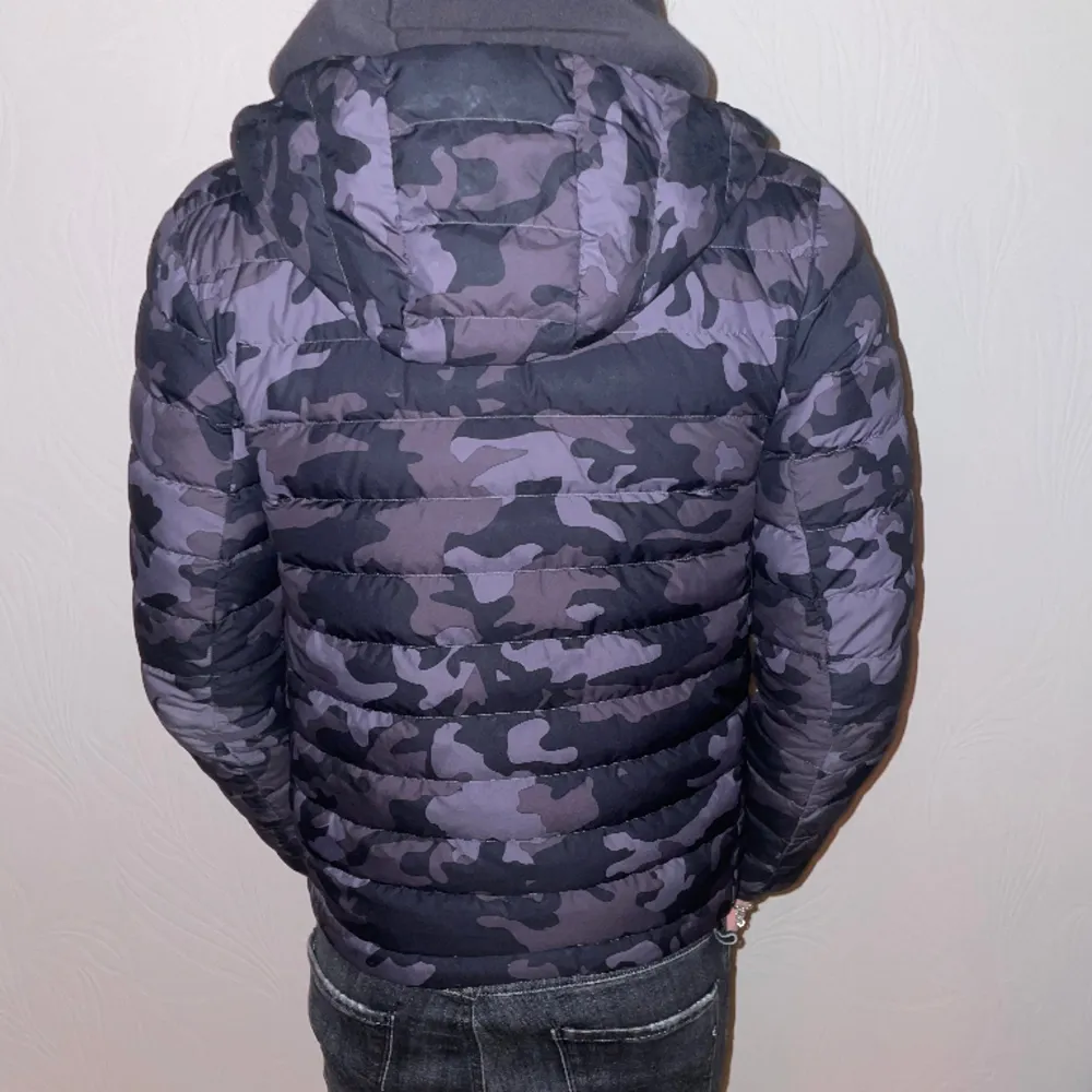 Riktigt fet ralph lauren camo jacka perfekt nu inför våren. Modellen är 175 och väger 60kg. Lägre pris kan diskuteras vid köp!. Jackor.