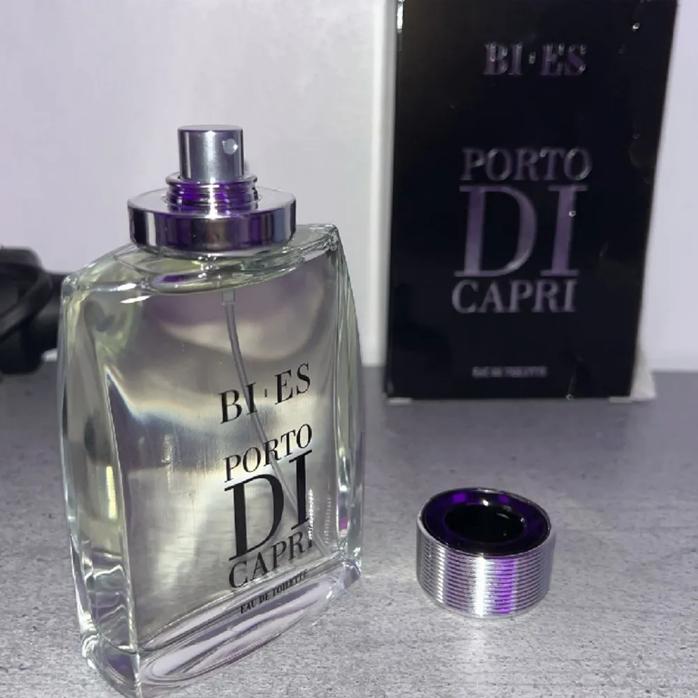 En duplicate på Giorgio Armani parfym. Luktar riktigt gott men ångrar köpet ändå.  Helt ny knappt använd 99 ml finns kvar. Kartongen gått sönder lite men påverkar inget :) Köpt 2 Dagar sen.. Parfym.